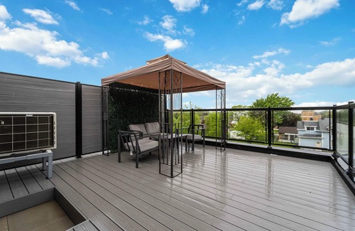 Niagara Falls Condo | Modern/Spacious 2-story 2-bedrm townhome/rooftop patio. Near all things Niagara!