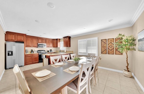 Midway City House | Modern Spacious Central 5 bedroom Pool House with Spa