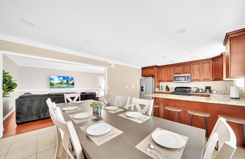 Midway City House | Modern Spacious Central 5 bedroom Pool House with Spa