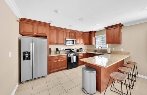 Midway City House | Modern Spacious Central 5 bedroom Pool House with Spa