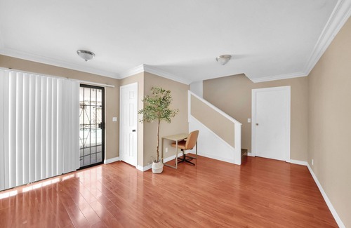 Midway City House | Modern Spacious Central 5 bedroom Pool House with Spa