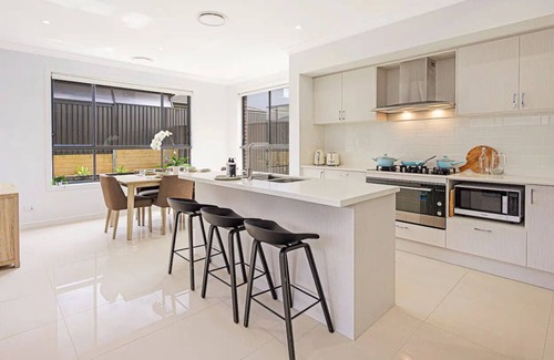 Colebee House | Modern, Spacious & Close to Park Colebee