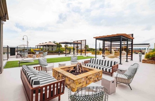 Lindbergh Condo | Modern Spacious Condo King Bed w.RoofTop Pool &Gym