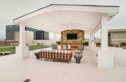 Lindbergh Condo | Modern Spacious Condo King Bed w.RoofTop Pool &Gym