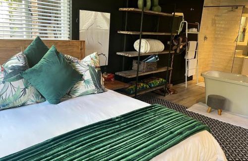Hermanus Apartment | Modern Spacious Cottage with Hot Tub, Flora Studio