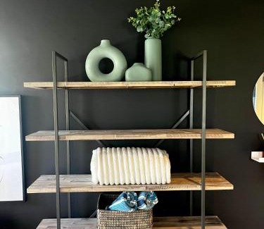 Hermanus Apartment | Modern Spacious Cottage with Hot Tub, Flora Studio