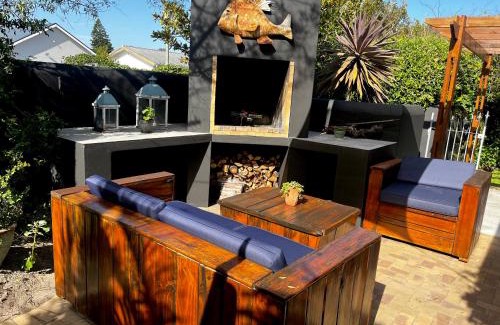 Hermanus Apartment | Modern Spacious Cottage with Hot Tub, Flora Studio