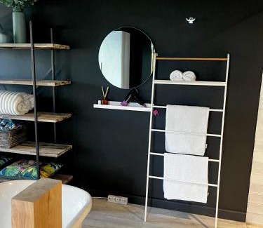 Hermanus Apartment | Modern Spacious Cottage with Hot Tub, Flora Studio