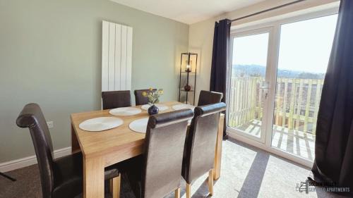 Stroud Apartment | Modern & Spacious Flat With Balcony Views