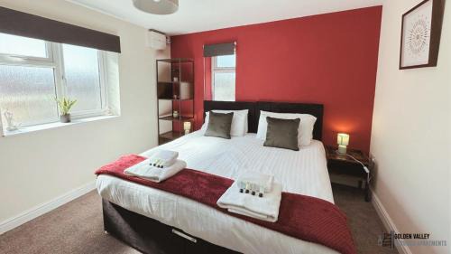 Stroud Apartment | Modern & Spacious Flat With Balcony Views
