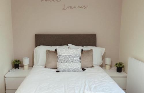 Stroud Apartment | Modern & Spacious Flat With Balcony Views