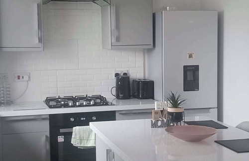Cheetham Hill House | Modern & Spacious Retreat on Everside Drive – Ideal for Families & Groups!"