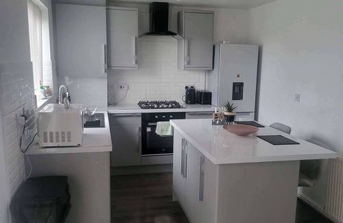 Cheetham Hill House | Modern & Spacious Retreat on Everside Drive – Ideal for Families & Groups!"