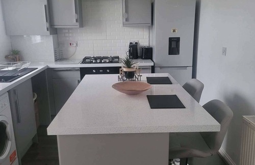 Cheetham Hill House | Modern & Spacious Retreat on Everside Drive – Ideal for Families & Groups!"