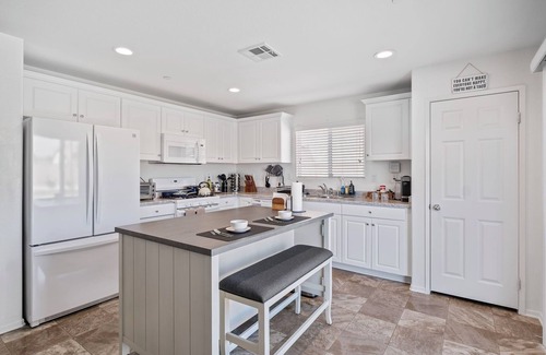 Victorville House | Modern spacious home w/backyard for families and pets