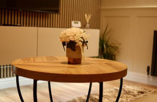 Oldham House | Modern, Spacious Home Near Manchester - Perfect for Families group