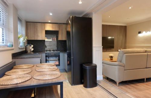 Oldham House | Modern, Spacious Home Near Manchester - Perfect for Families group