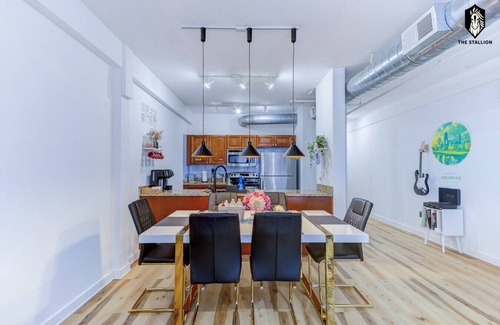 Downtown Memphis Apartment | Modern Spacious Loft in Downtown w/free parking