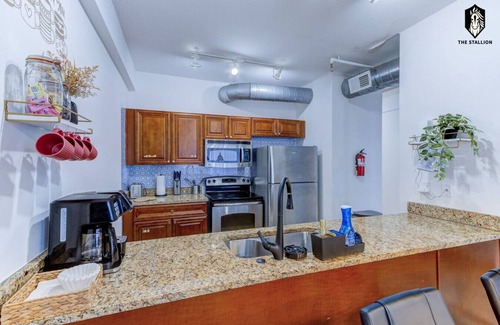 Downtown Memphis Apartment | Modern Spacious Loft in Downtown w/free parking
