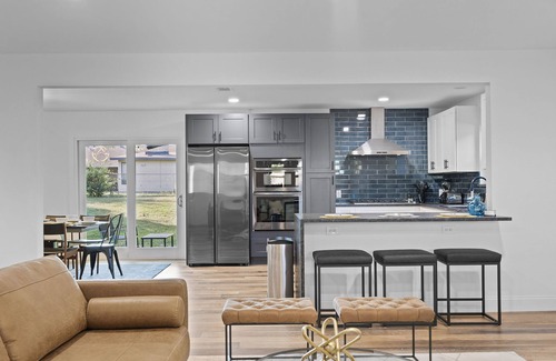 East MLK House | Modern Spacious min to Downtown/Domain *King Bed*