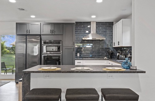 East MLK House | Modern Spacious min to Downtown/Domain *King Bed*