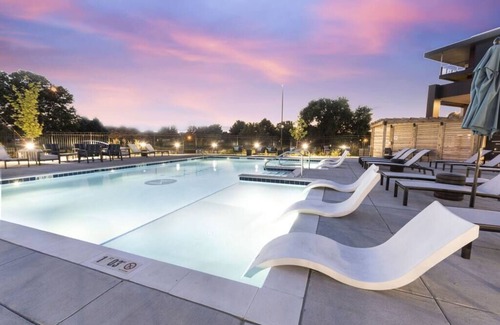Downtown Indianapolis Apartment | Modern & Spacious Studio Apt w/Pool & Gym
