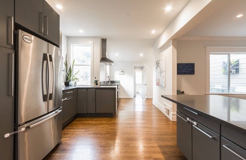 Bernal Heights House | Modern, spacious tri-level house with roof deck views, garden, and free parking