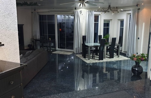 Obergroningen Villa | Modern spacious villa 246 sqm 8.5 rooms, open fireplace up to 13 beds