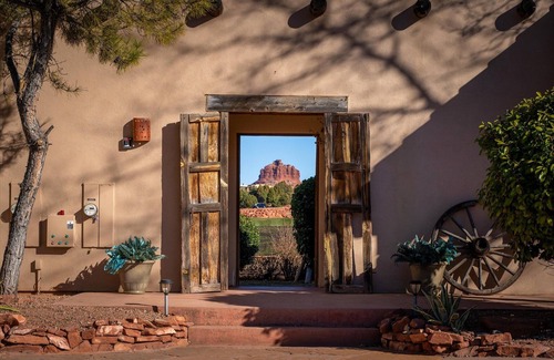 Oak Creek Apartment | Modern Spanish style Inn with upgraded amenities and beautiful views of Sedona