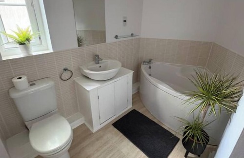 Pontardulais Apartment | Modern, Spotless Flat Near M4,Free Parking & Wi-Fi