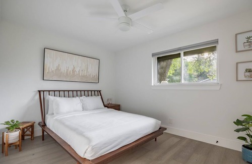 East Congress Condo | Modern St. Elmo 2 Bedroom 10 Min- Downtown/Zilker