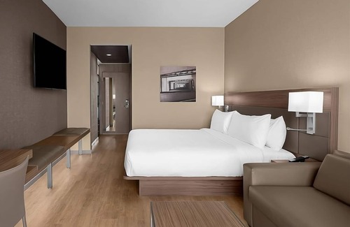 Clearwater Beach Hotel | Modern Stay | 1 King Bed | Steps from Clearwater Beach