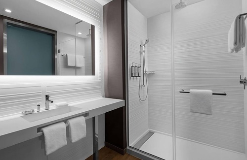 Clearwater Beach Hotel | Modern Stay | 1 King Bed | Steps from Clearwater Beach