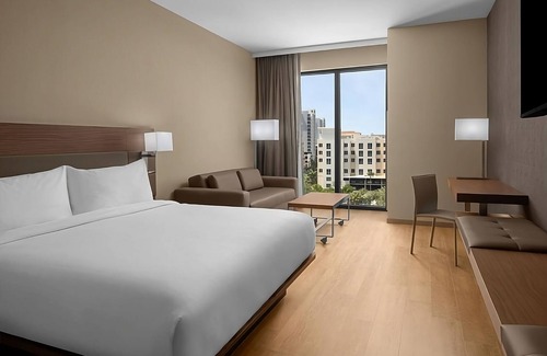 Clearwater Beach Hotel | Modern Stay | 1 King Bed | Steps from Clearwater Beach