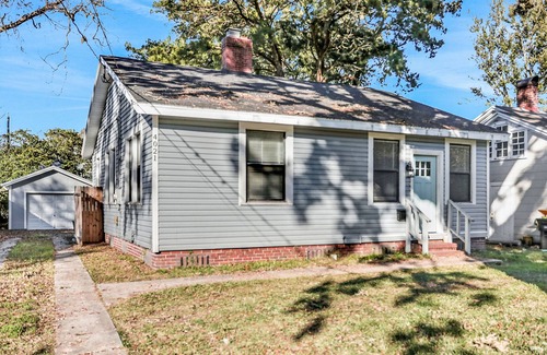 Murray Hill House | Modern stay close to downtown with a large yard, and central air-conditioning