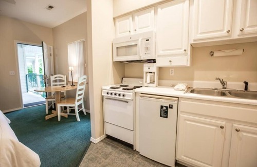 Branson Hotel | Modern Stay w/Washer, Dryer, Kitchen & Peaceful Balcony Views | 3 Units