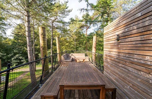 Maubray House | Modern Stay with Sauna & Pool