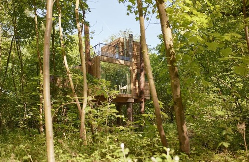 Maubray House | Modern Stay with Sauna & Pool