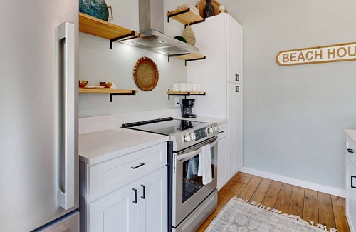 Port Bolivar House | Modern | Steps to Beach | Shared Pool & Playground