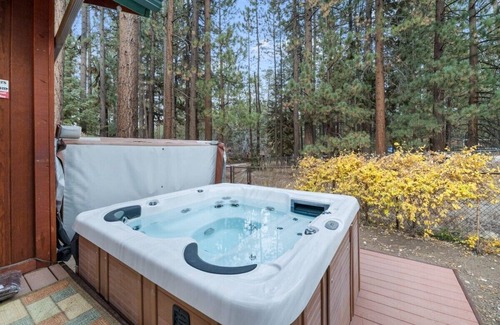 Summit Estates House | Modern, Steps to Summit, Relaxing Spa. Fireplace.