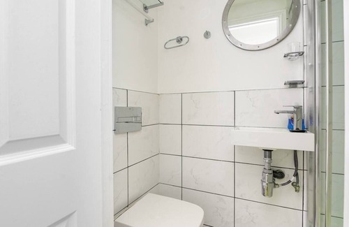 Friern Barnet Apartment | Modern Studio 1 Bed Flat Near Alexandra Palace