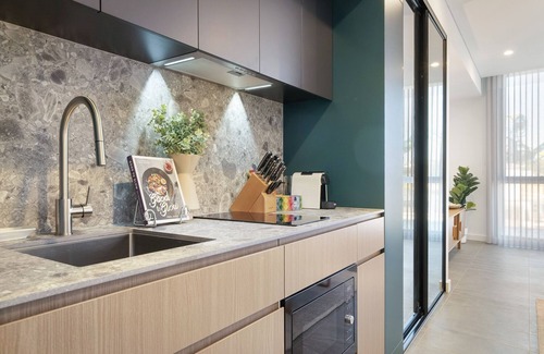 North Fremantle Apartment | Modern Studio with Rooftop and BBQ Access