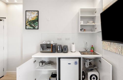 Portsmouth Apartment | Modern Studio by Historic Portsmouth Ships