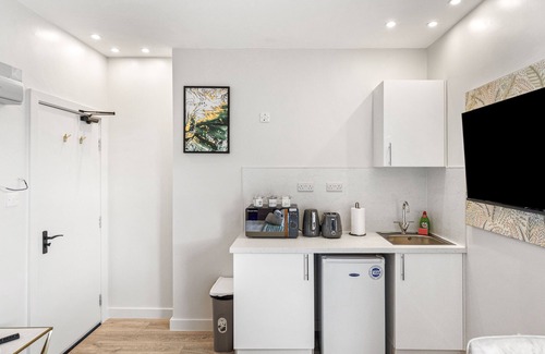 Portsmouth Apartment | Modern Studio by Historic Portsmouth Ships