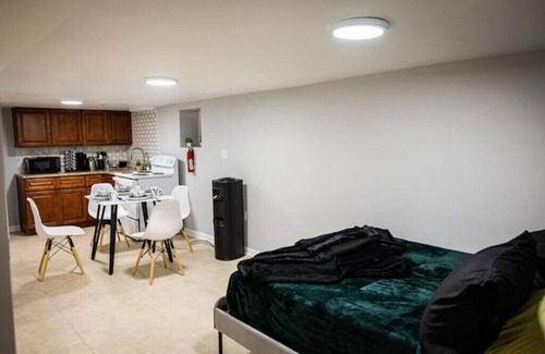 Bayonne House | Modern Studio Getaway | 20 MINS to NYC | 10MIN EWR