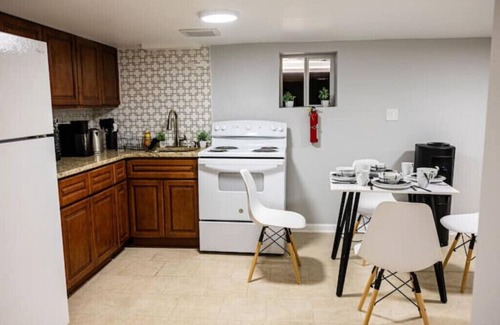 Bayonne House | Modern Studio Getaway | 20 MINS to NYC | 10MIN EWR