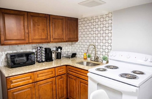 Bayonne House | Modern Studio Getaway | 20 MINS to NYC | 10MIN EWR