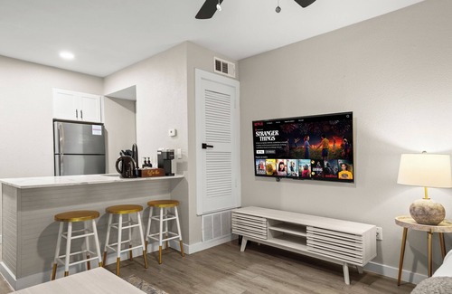Allandale Apartment | Modern Studio in Austin - Fast WiFi + Washer/Dryer