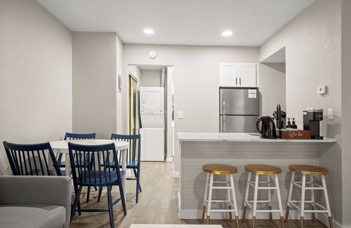 Allandale Apartment | Modern Studio in Austin - Fast WiFi + Washer/Dryer