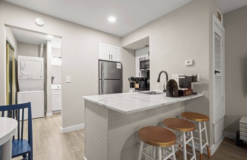 Allandale Apartment | Modern Studio in Austin - Fast WiFi + Washer/Dryer